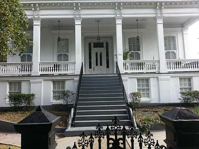 $1,095 | 3116 Prytania Street, Unit 6, New Orleans, LA 70115