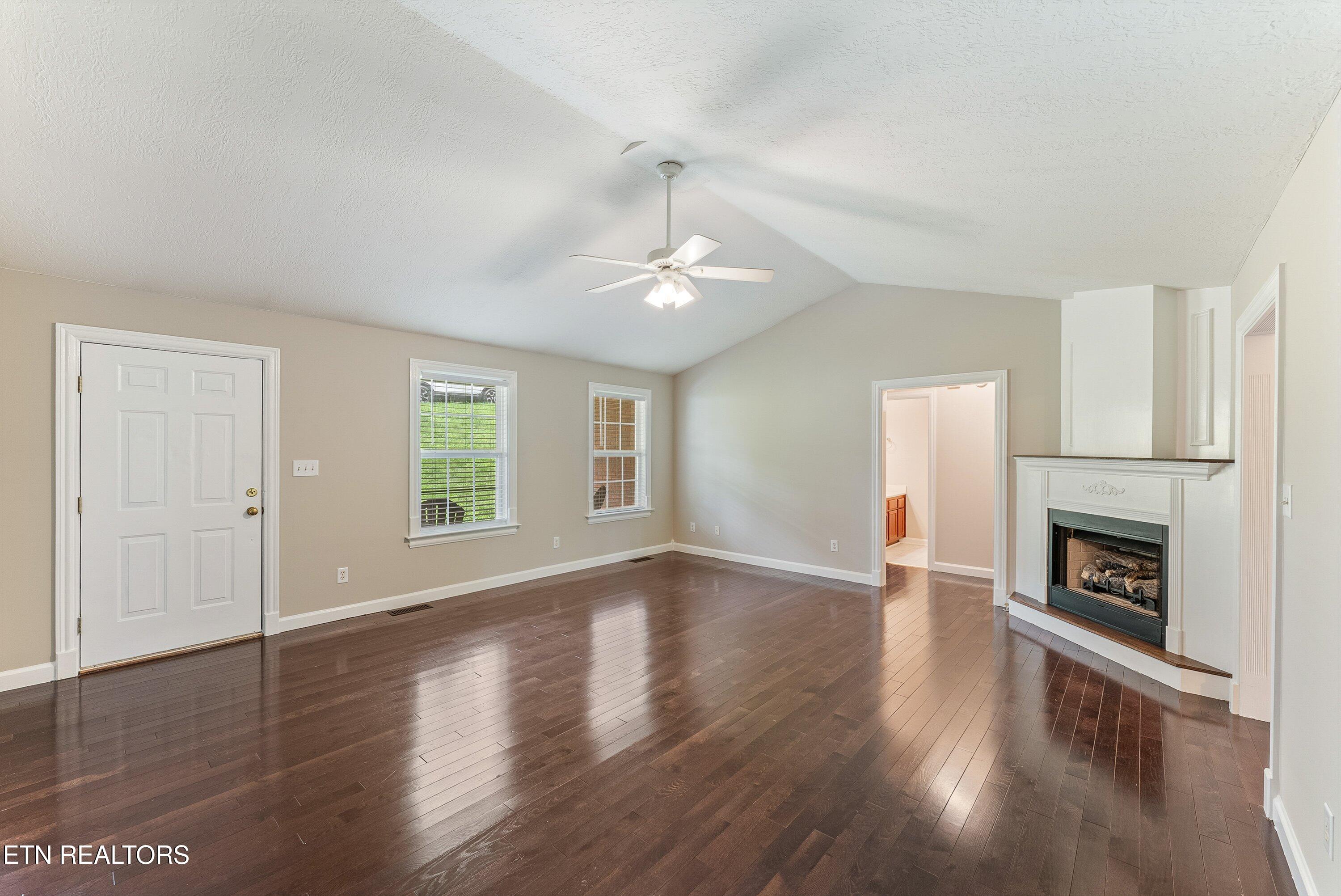 6133 Weems Road Knoxville, TN 37918 - Photo 3 of 34 02-Living A1