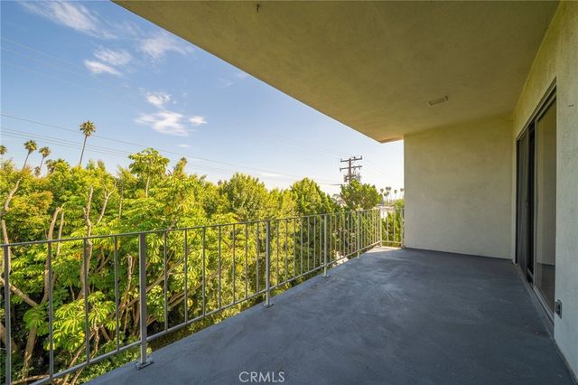 a view of an house with backyard