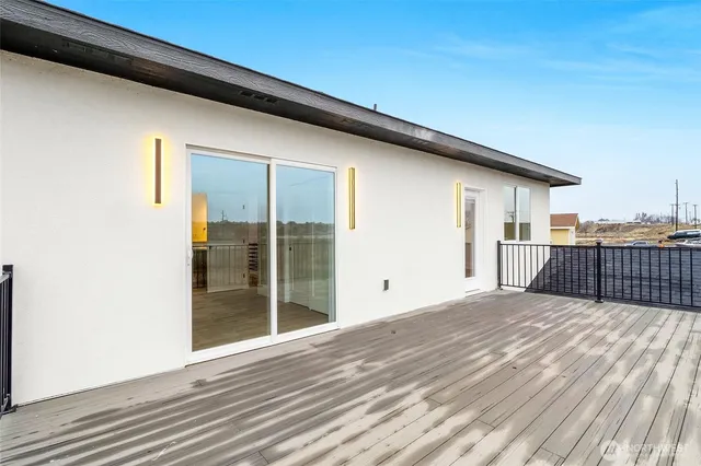 $1,200,000 | 1515 West Lakeside Drive, Moses Lake, WA 98837