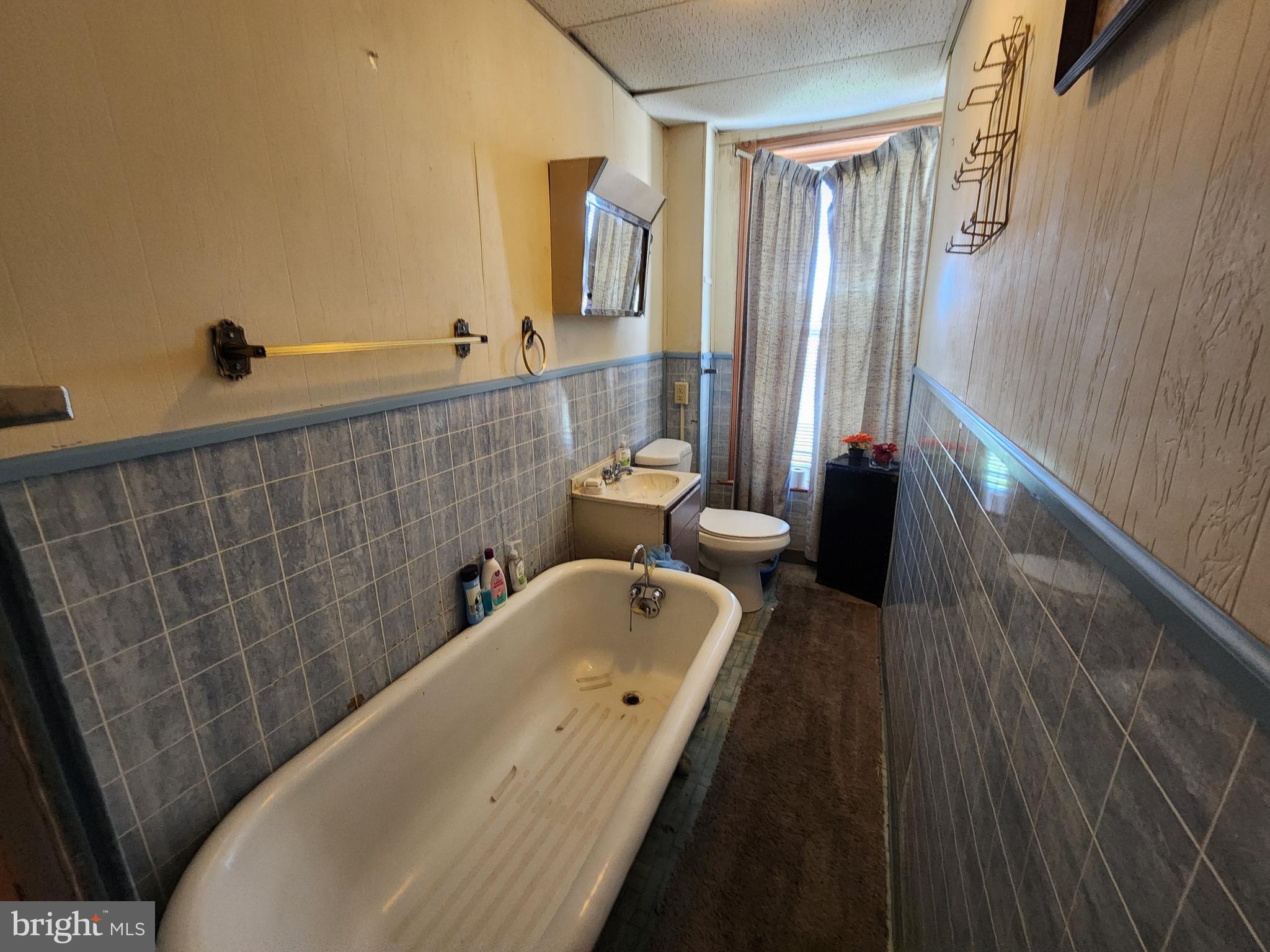 36 High Street Hagerstown, MD 21740 - Photo 16 of 28 2nd Floor full bathroom