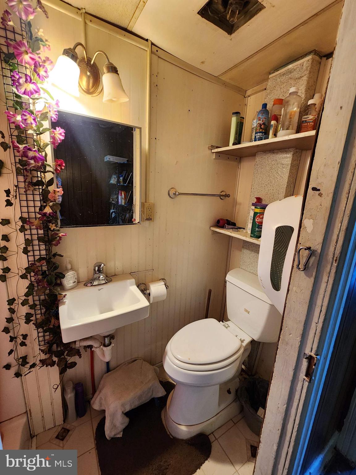 36 High Street Hagerstown, MD 21740 - Photo 9 of 28 First level full bath