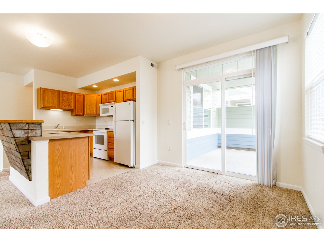 dinning room with patio access