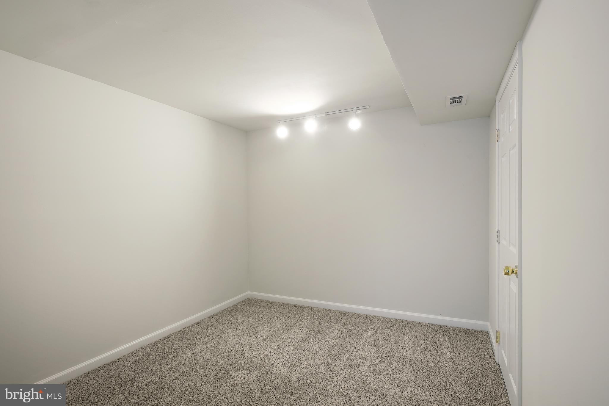 7805 Rolling View Avenue Nottingham, MD 21236 - Photo 20 of 25