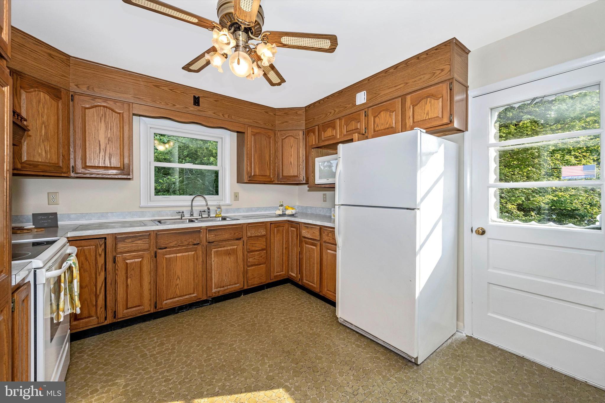 13530 Penn Shop Road Mount Airy, MD 21771 - Photo 12 of 31 Kitchen with Oak Cabinets