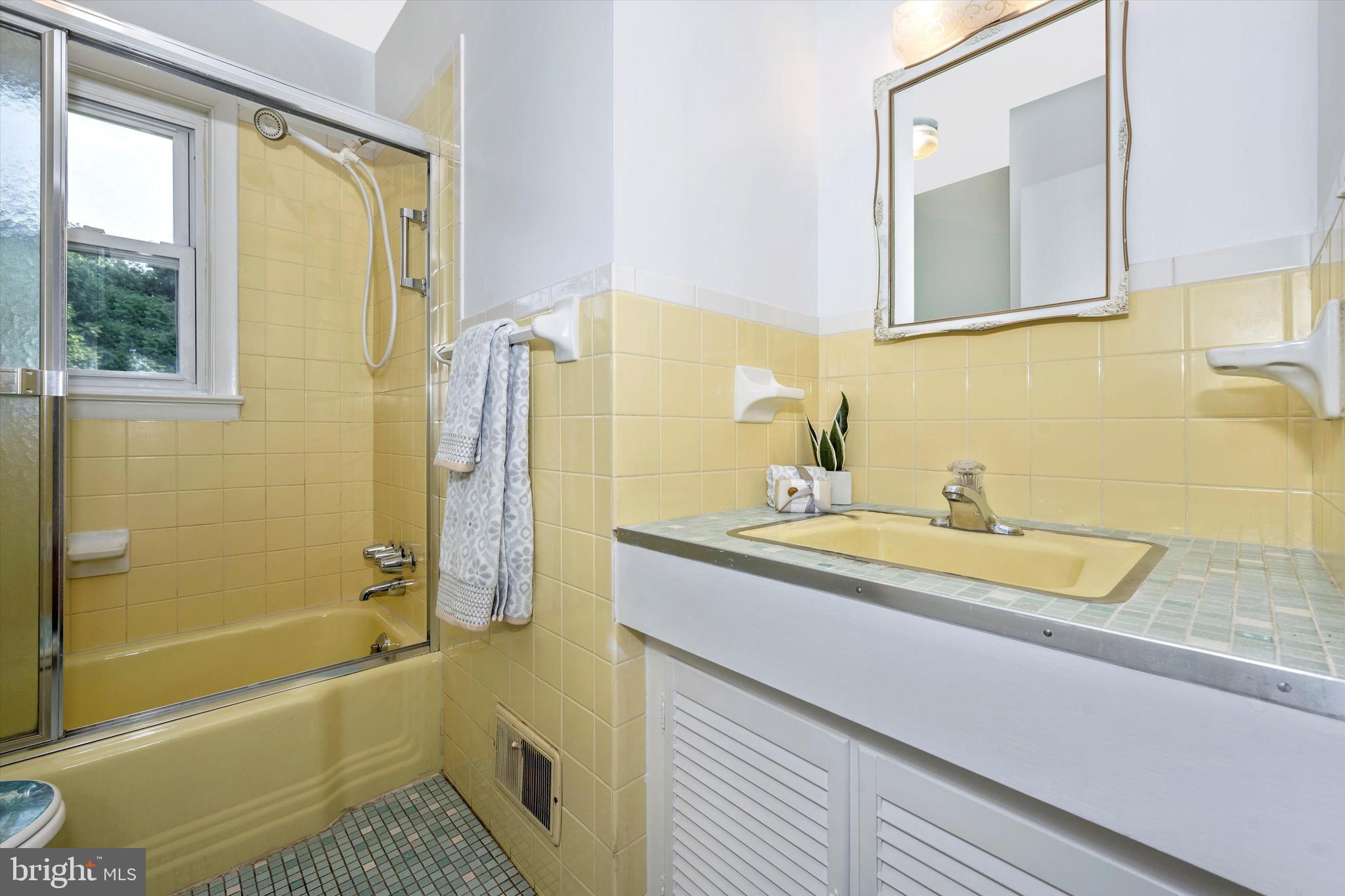 13530 Penn Shop Road Mount Airy, MD 21771 - Photo 20 of 31 Main Level Full Ceramic Bathroom