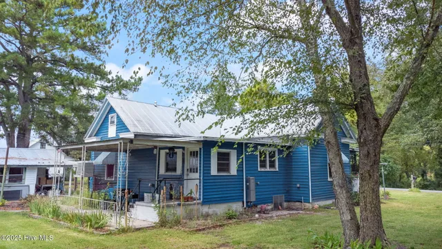 $183,000 | 104 Trent Street, Trenton, NC 28585