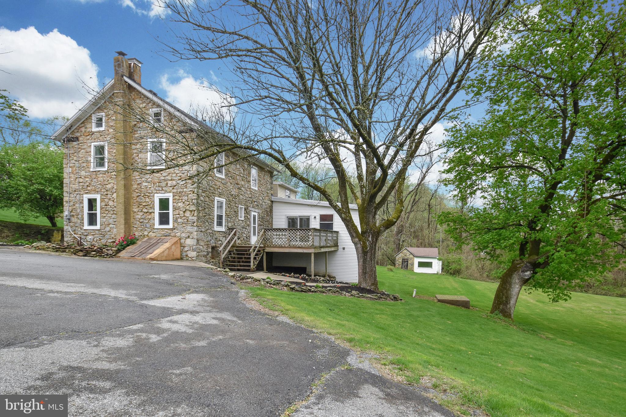 2759 Valley View Road Hellertown, PA 18055 - Photo 2 of 20