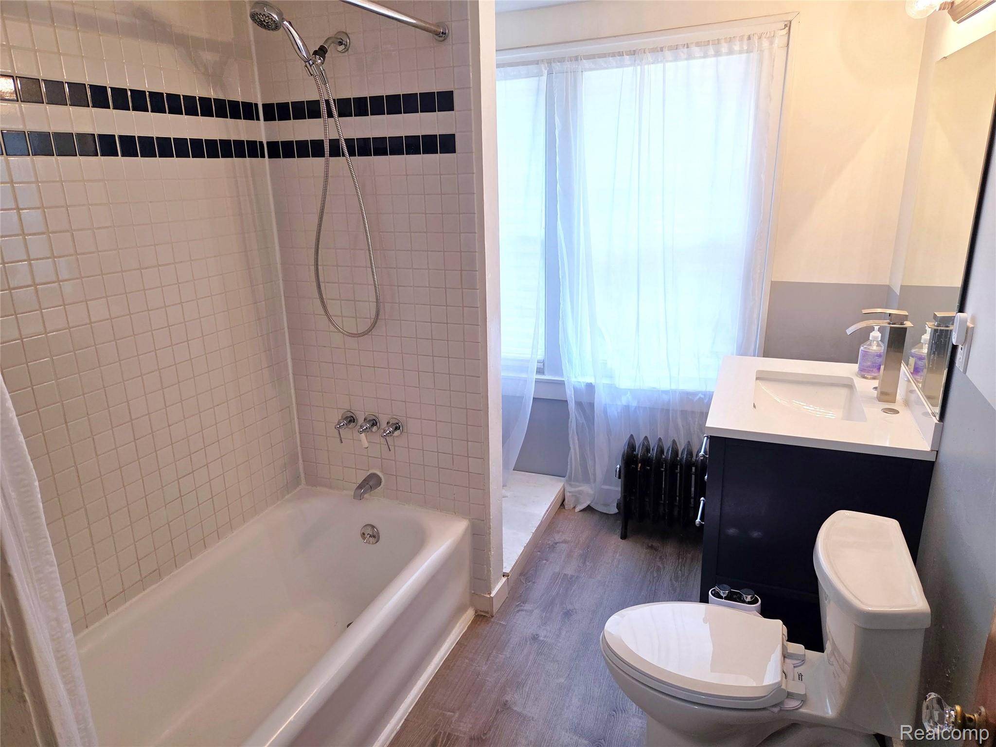 205 East Iroquois Road Pontiac, MI 48341 - Photo 21 of 25 Full Bath.jpg
