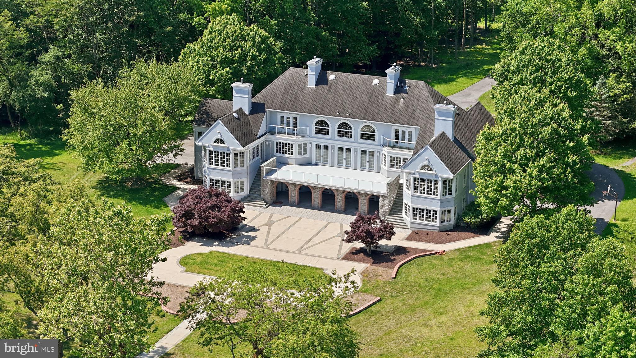 Welcome home to 2562 Carrollton Rd!