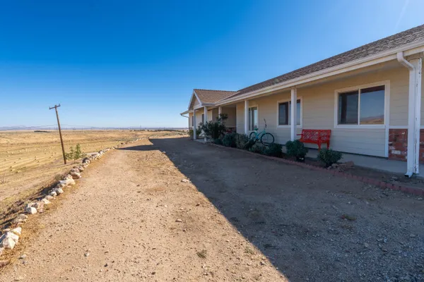 a view of a house with backyard