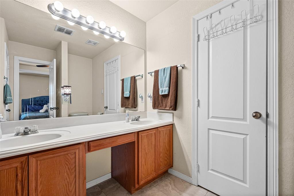 717 Rambling Court Granbury, TX 76049 - Photo 13 of 26