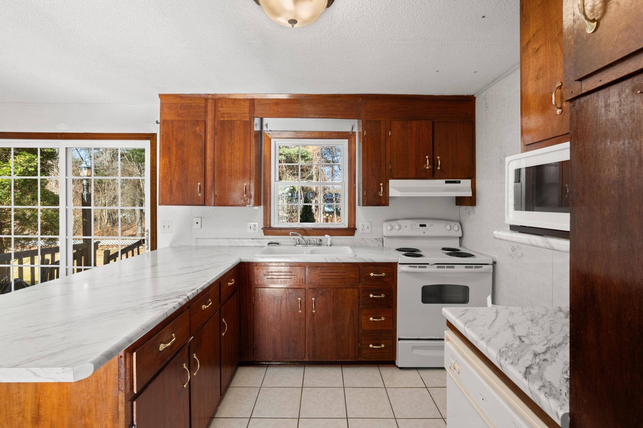 22 Oliver Drive Hudson, NH 03051 - Photo 12 of 36