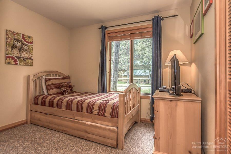 57529 Circle 4 Cabin Road Sunriver, OR 97707 - Photo 15 of 22 The double bed in Guest Room #2.