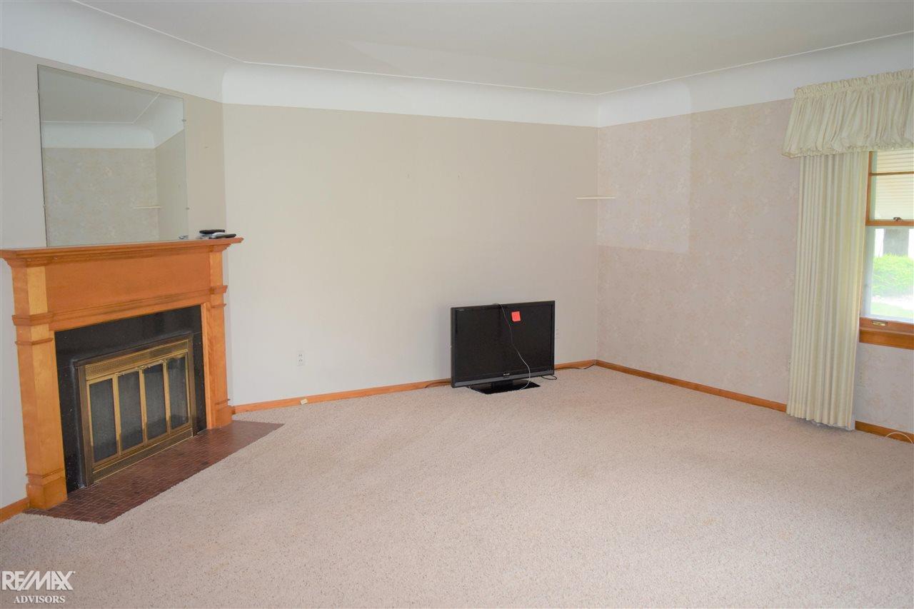 42430 Utica Road Sterling Heights, MI 48314 - Photo 13 of 44 LIVING ROOM