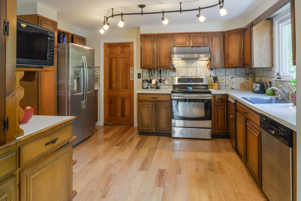 4 Thaxton Road Beverly, MA 01915 - Photo 9 of 23 Gallery Image 9