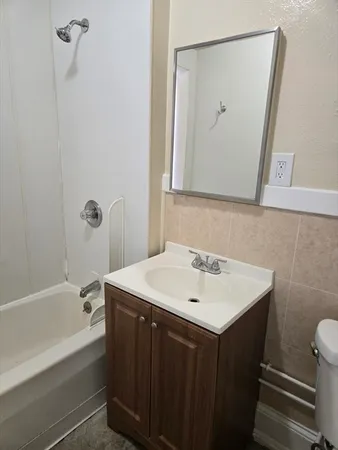 $1,734 | 240 Locust Street, Unit 4L, Springfield, MA 01108