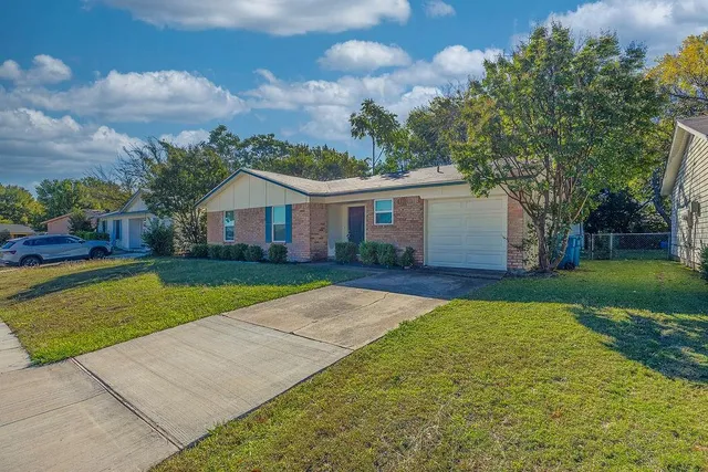 a view of house that has a yard