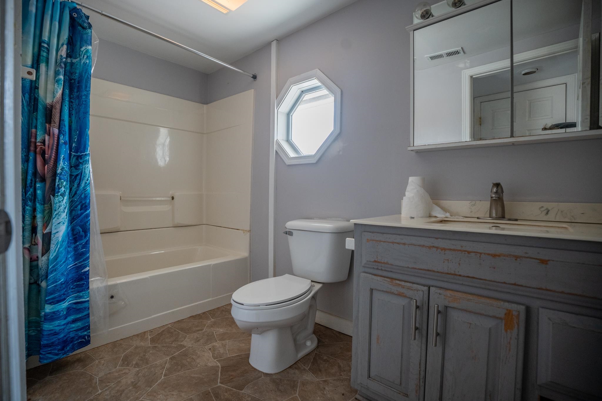 14189 East Dutch Road Rochelle, IL 61068 - Photo 25 of 65 a bathroom with a toilet a sink and bathtub