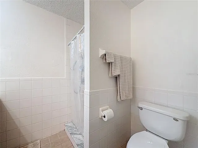 a view of a livingroom with furniture and a ceiling fan