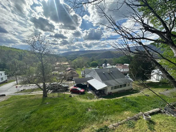 $99,400 | 1003 College Street, Narrows, VA 24124