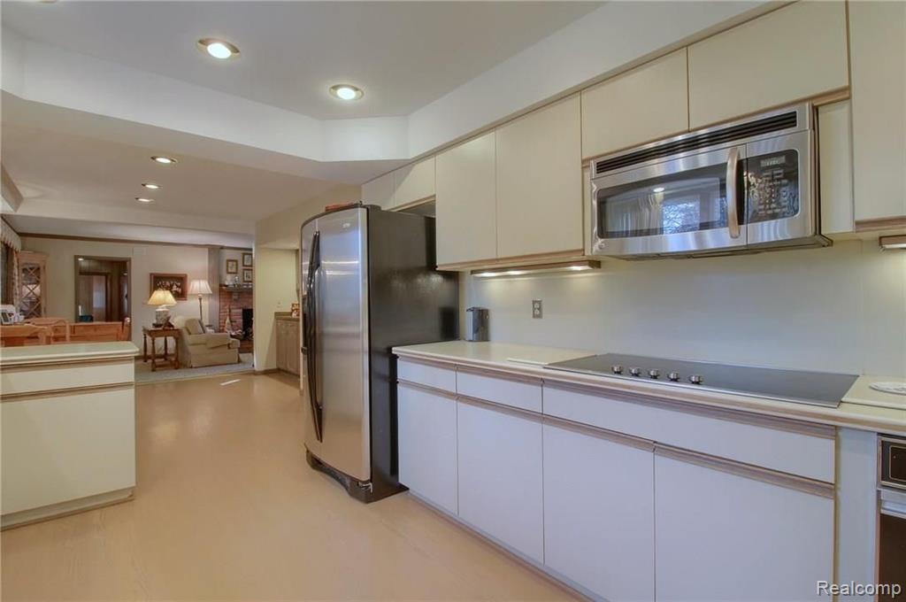 659 North Rosedale Court Grosse Pointe Woods, MI 48236 - Photo 7 of 36