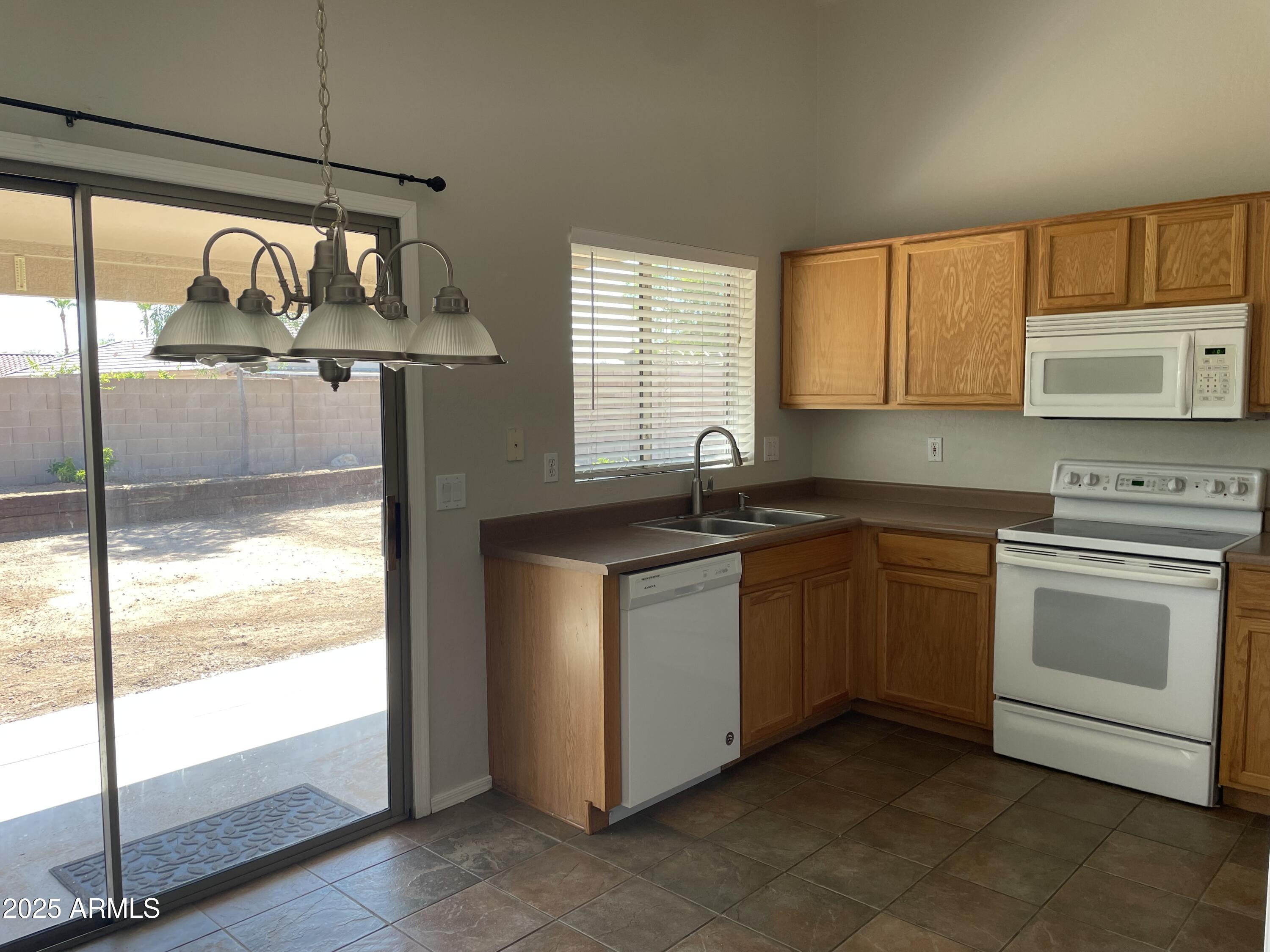 14859 West Redfield Road Surprise, AZ 85379 - Photo 3 of 16 Kithen