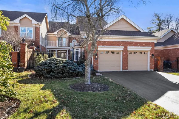 $874,900 | 260 Carlyle Lake Drive, Creve Coeur, MO 63141