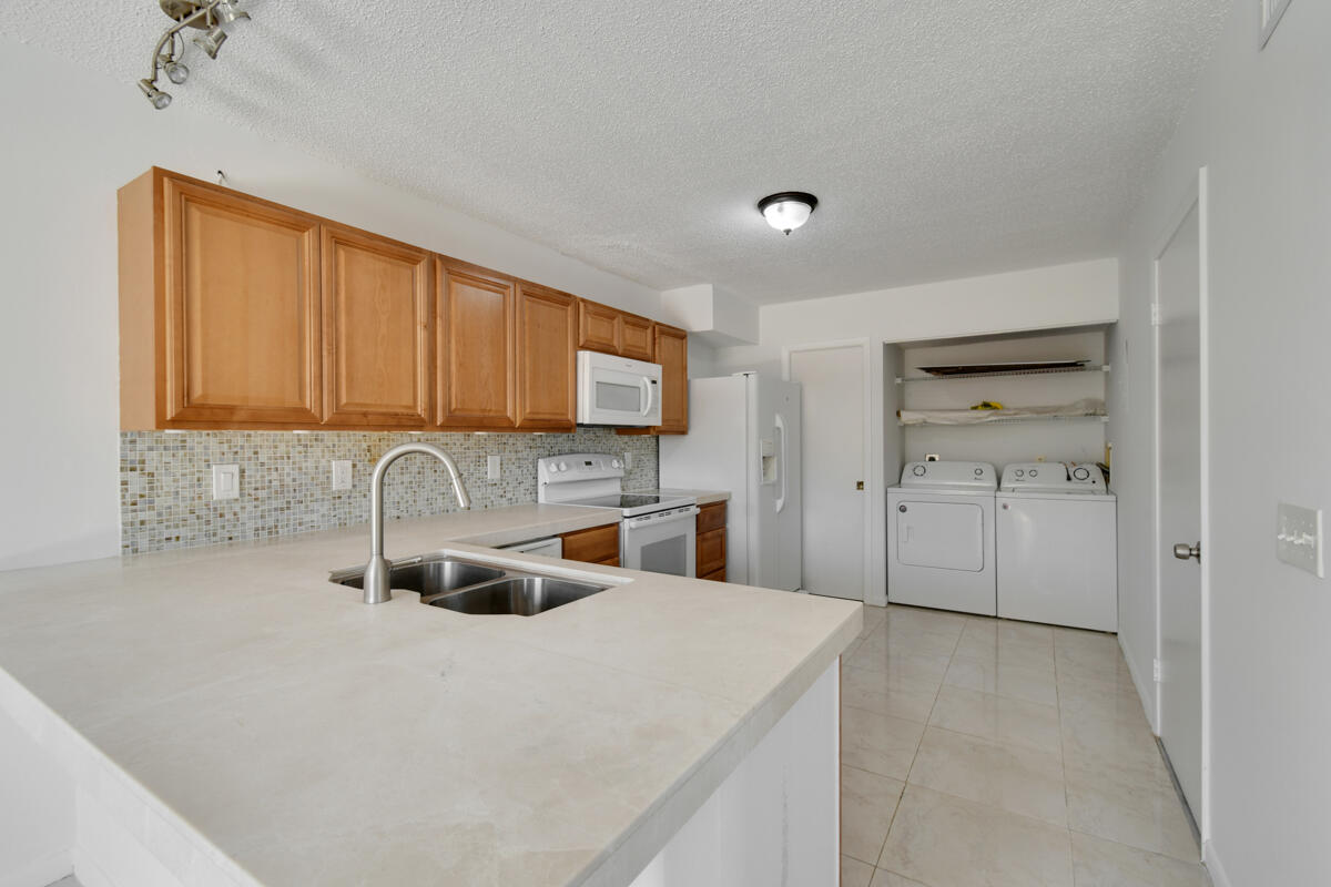324 Maplecrest Circle Jupiter, FL 33458 - Photo 11 of 29 DSC_4052