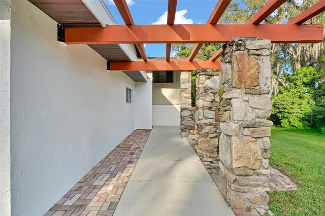 a view of entryway with an outdoor space