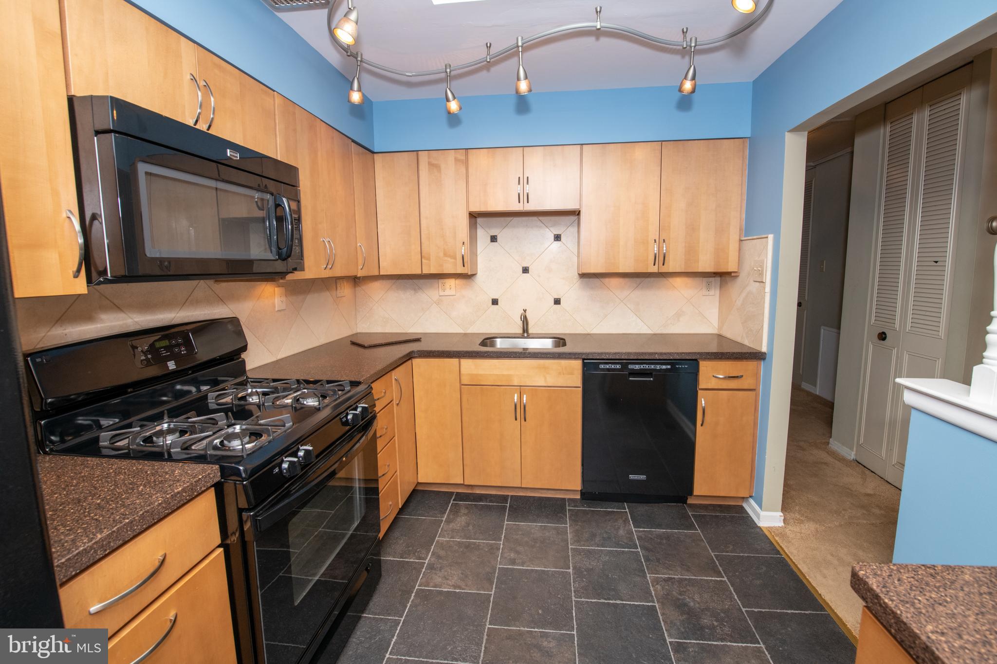 12013 Tyrone Road Philadelphia, PA 19154 - Photo 5 of 26 Kitchen