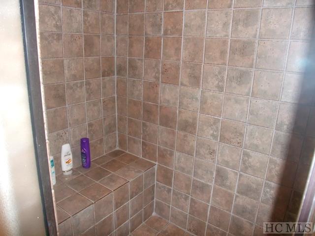 84UN-27 Emerald Ridge Road, Unit 27 Sapphire, NC 28774 - Photo 19 of 41 Gallery Image 19