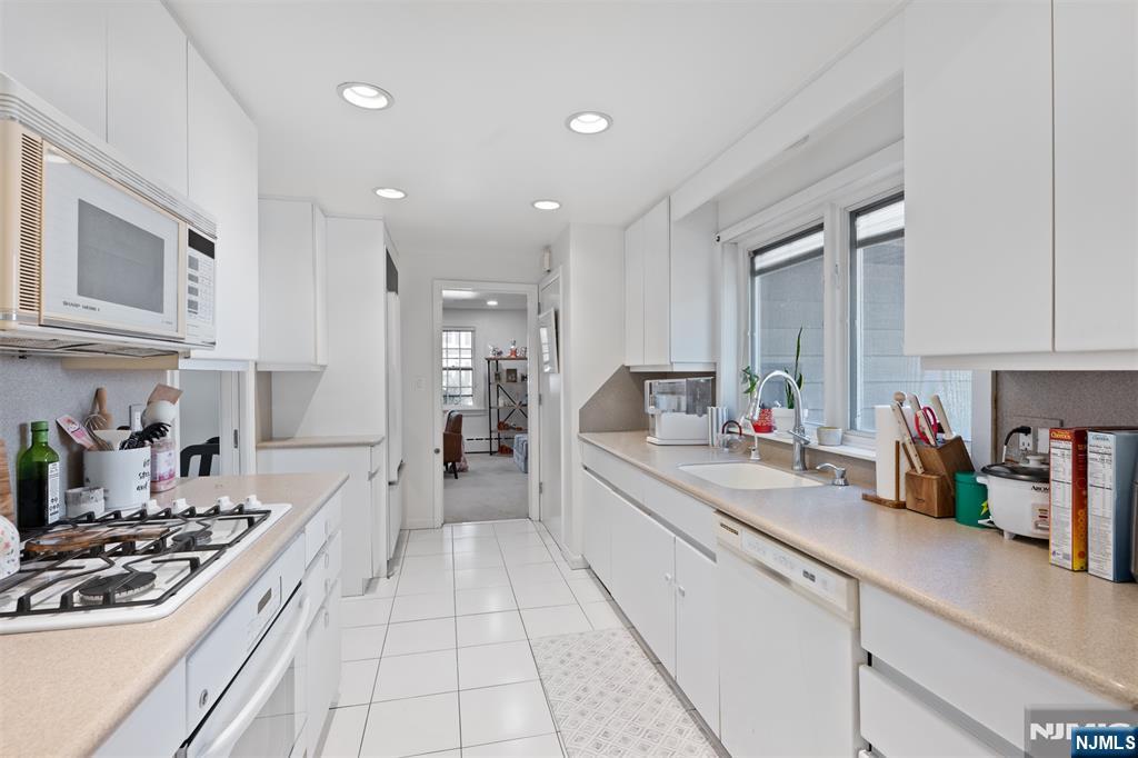 529 Wyndham Road Teaneck, NJ 07666 - Photo 17 of 30