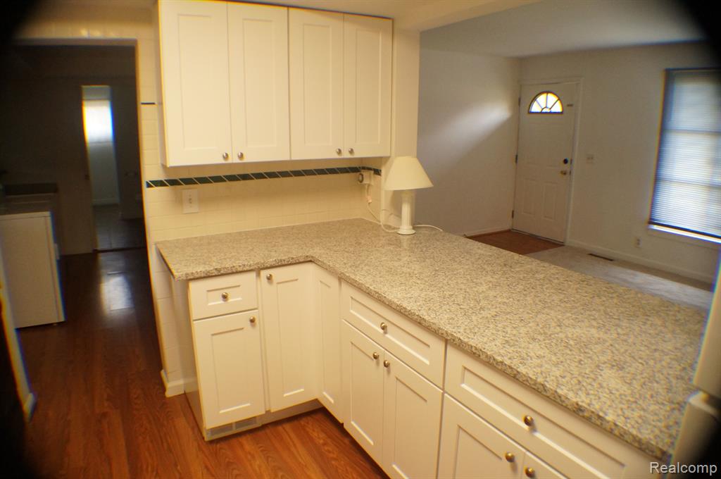 301 Nawakwa Road Rochester Hills, MI 48307 - Photo 4 of 51