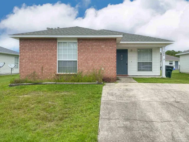 a view of a house with a yard