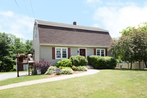 9 Wallace Road Sturbridge, MA 01566 - Photo 1 of 16