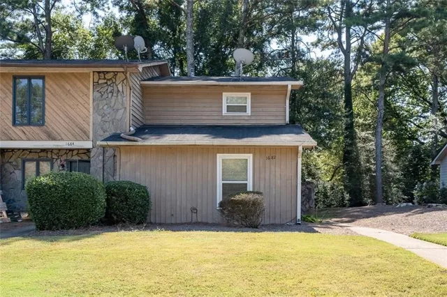 a view of a house with a yard
