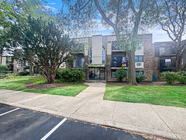 $1,500 | 1471 North Winslowe Drive, Unit 101, Palatine, IL 60074