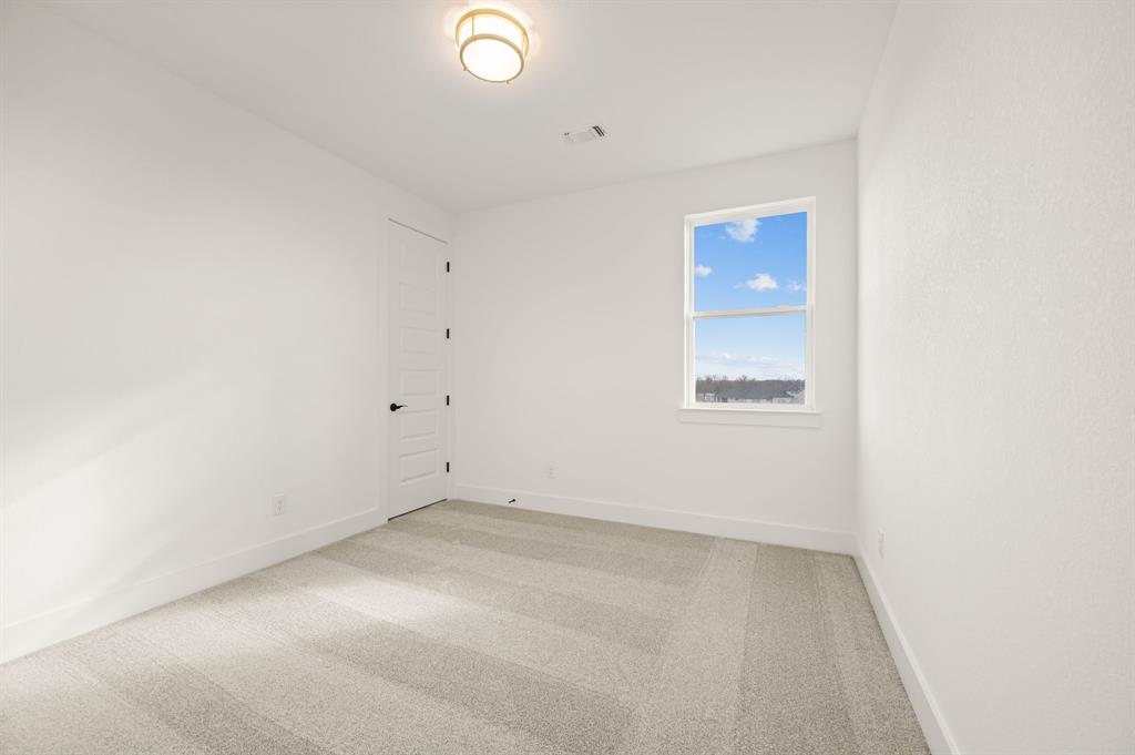 412 Caprock Lane Azle, TX 76020 - Photo 32 of 40 an empty room with a workbench