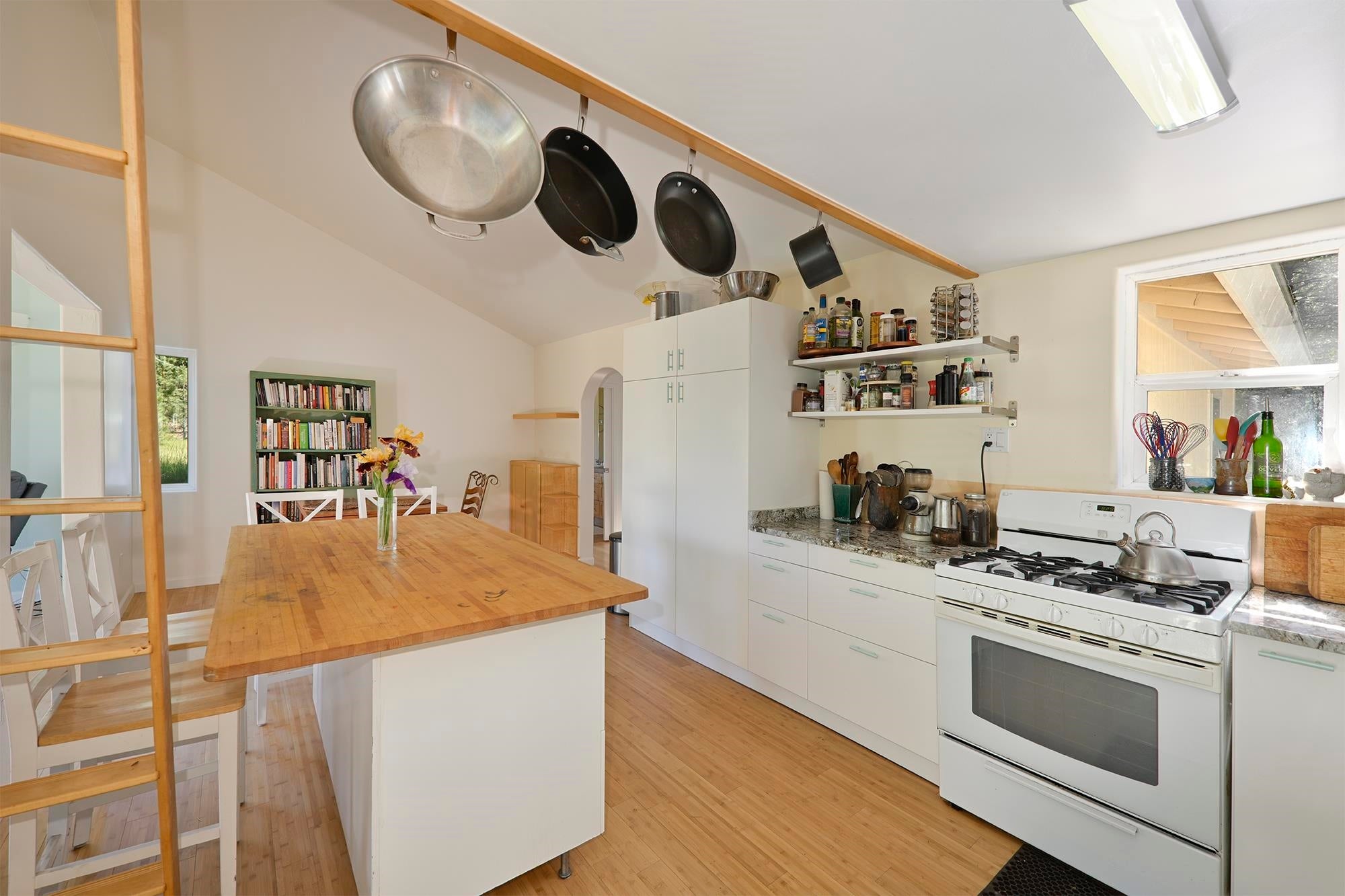 3333 Shasta Valley Road Weed, CA 96094 - Photo 11 of 24 Gallery Image 11