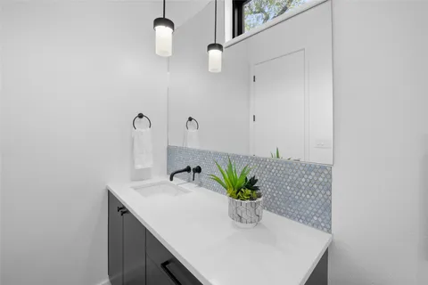 $682,500 | 219 Lessin Lane, Unit 11, Austin, TX 78704