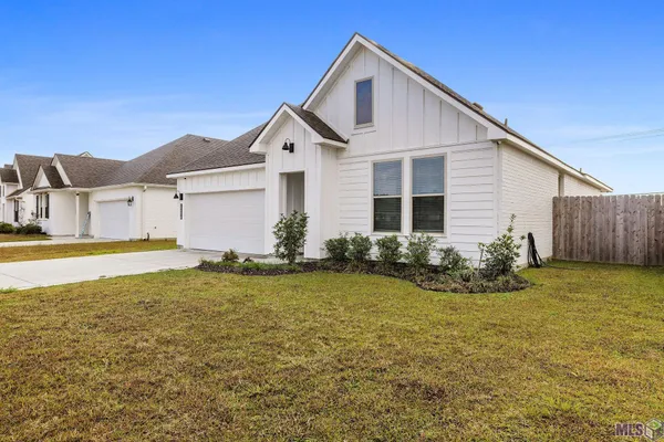$290,000 | 12856 Silverbell Avenue, Denham Springs, LA 70726