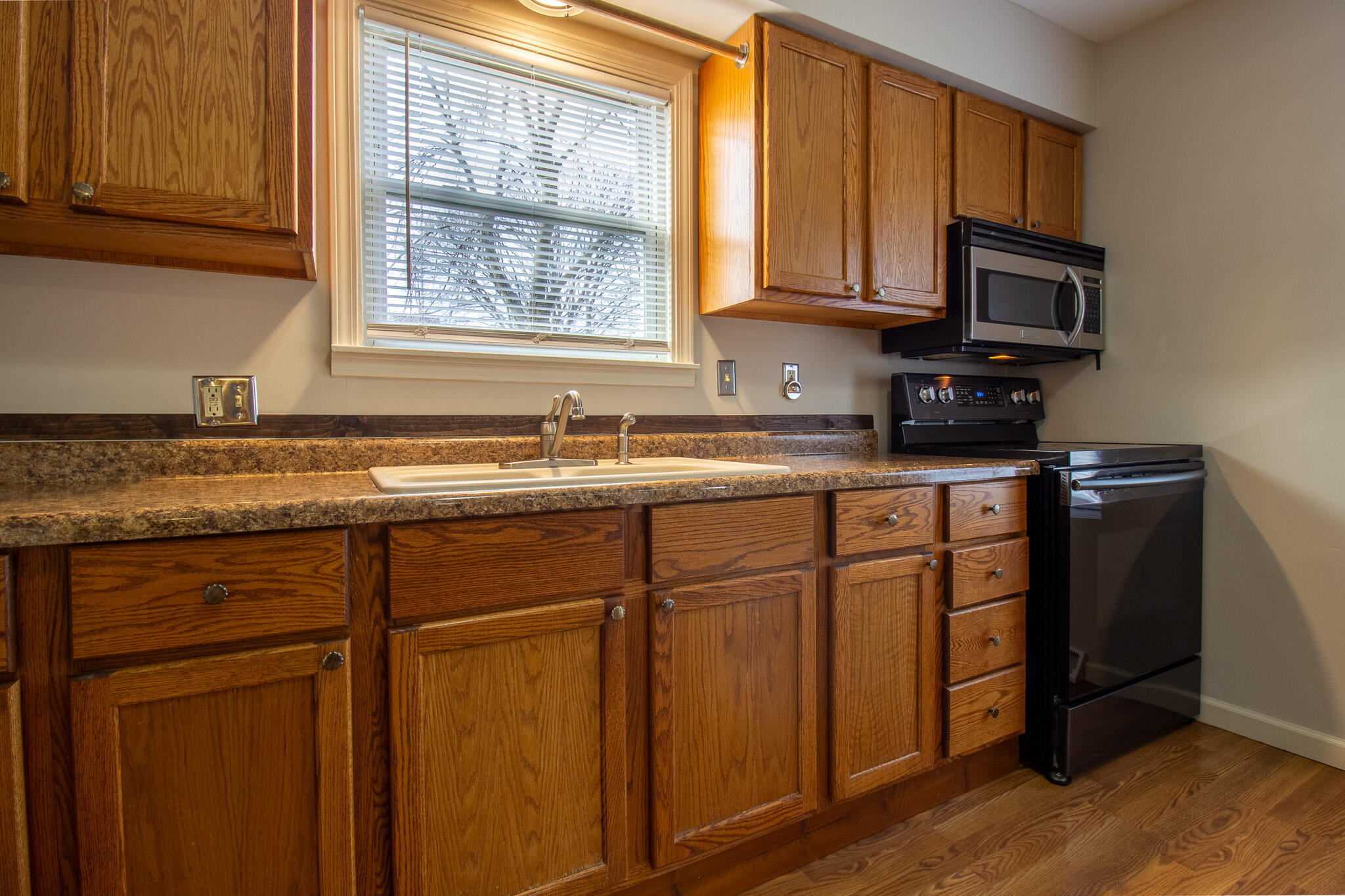 214 North Dwiggins Street Griffith, IN 46319 - Photo 6 of 44 2048x1365