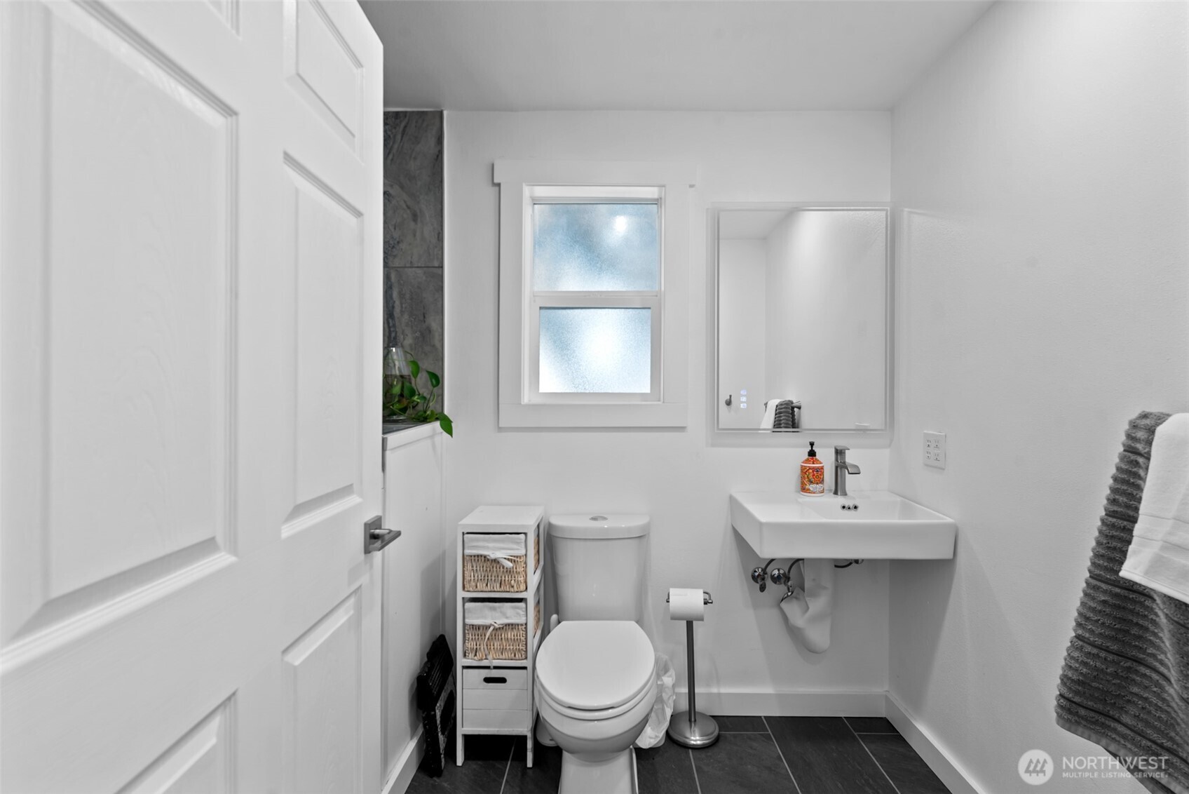 1750 Methow Street Wenatchee, WA 98801 - Photo 10 of 33 a bathroom with a sink toilet and a mirror