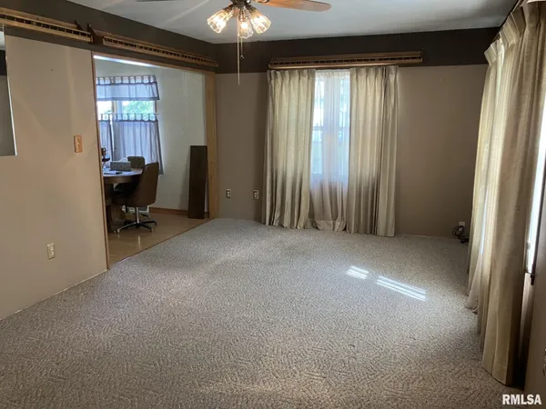 $77,000 | 390 South Jefferson Street, Roseville, IL 61473