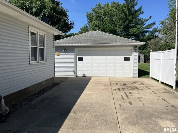 $77,000 | 390 South Jefferson Street, Roseville, IL 61473