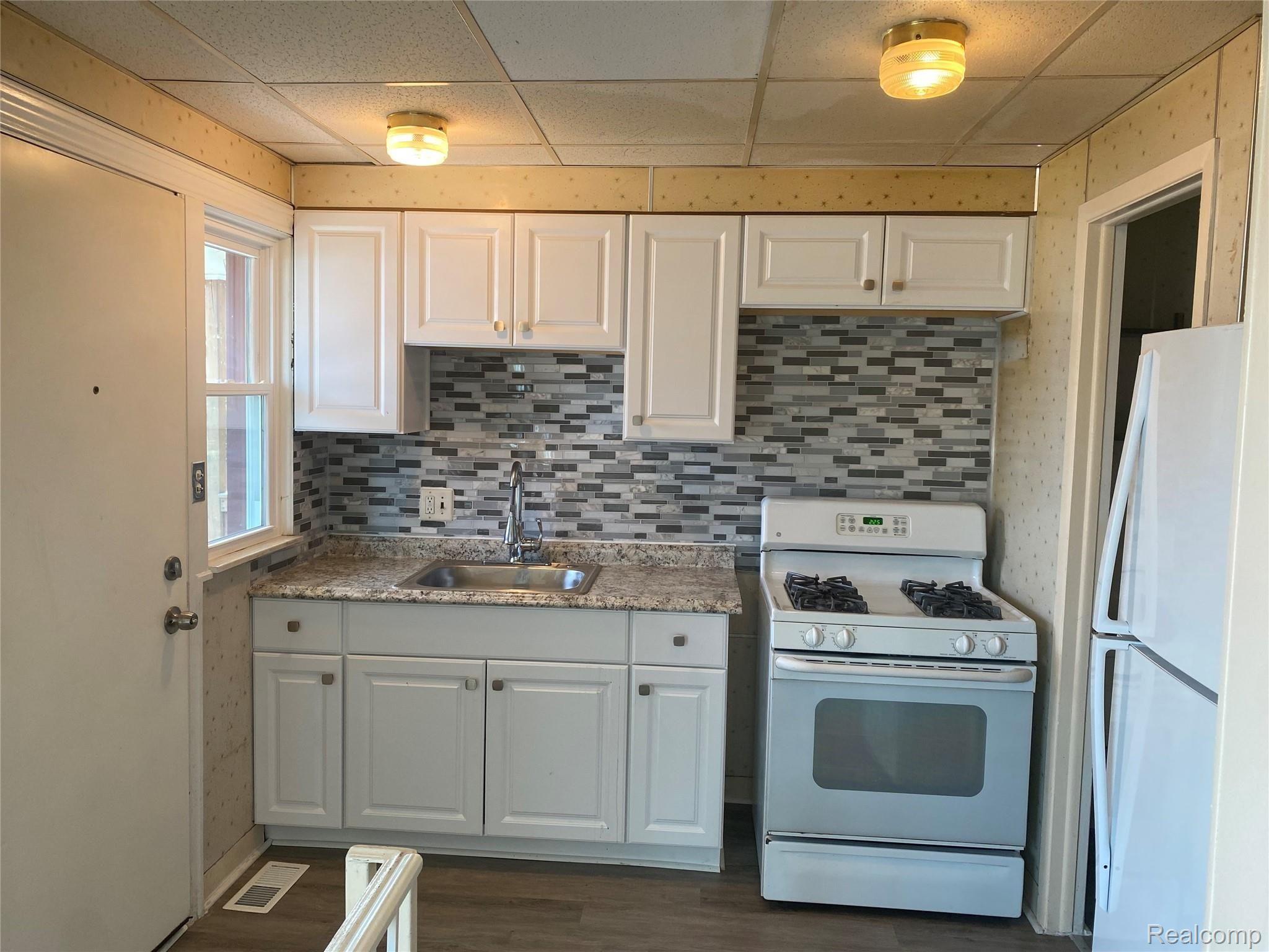 6422 Schaefer Road Dearborn, MI 48126 - Photo 8 of 13 IMG_1859.jpg