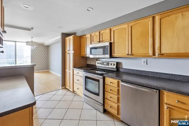 $469,000 | 1055 River Road, Unit 1014, Edgewater, NJ 07020