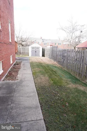 a view of a yard with pathway