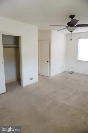a picture of a small white wall